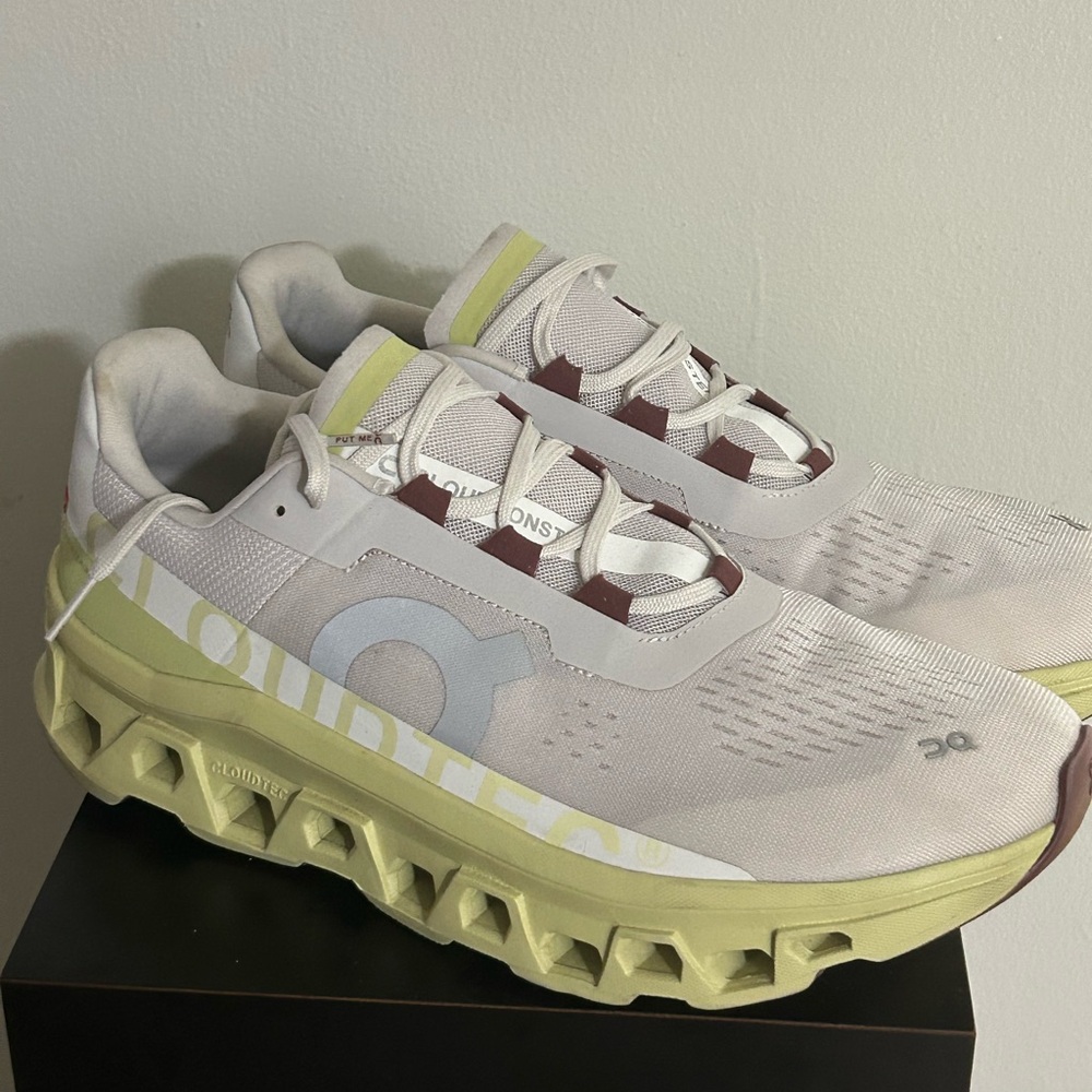 Men’s sneakers hardly worn